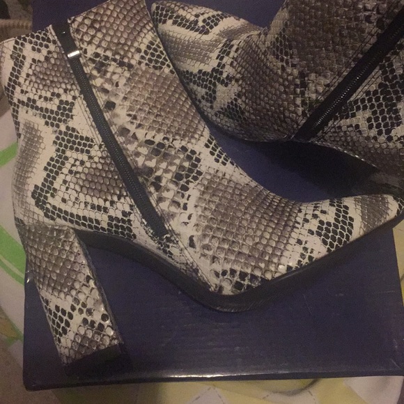 Snakeskin Side Zipper Boots - Picture 7 of 7